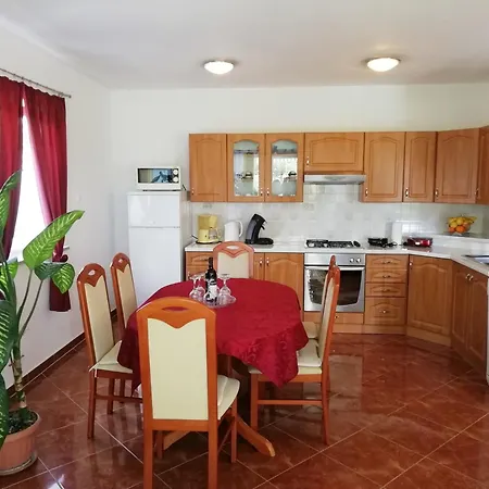 Davorka With Garden And Barbecue Feriehus