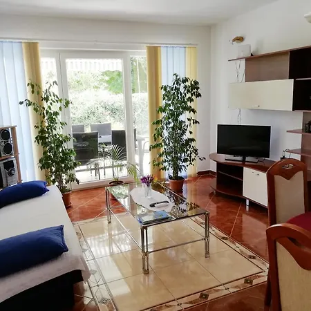 Feriehus Davorka With Garden And Barbecue