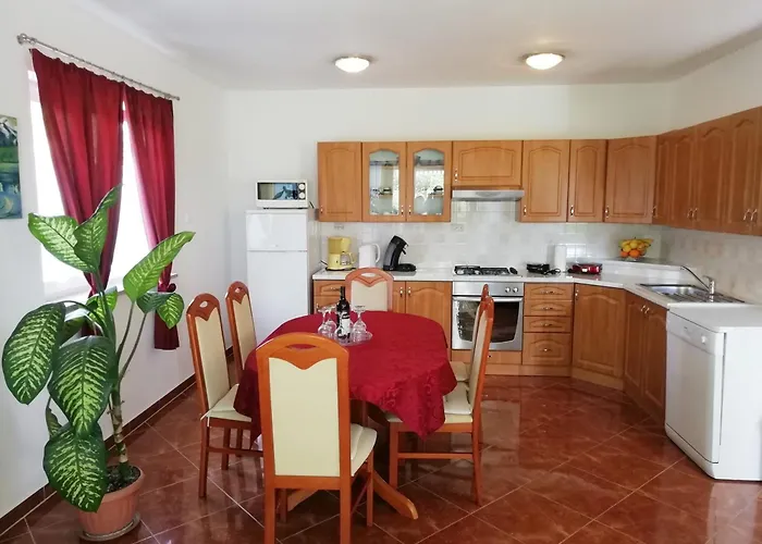 Davorka With Garden And Barbecue Feriehus