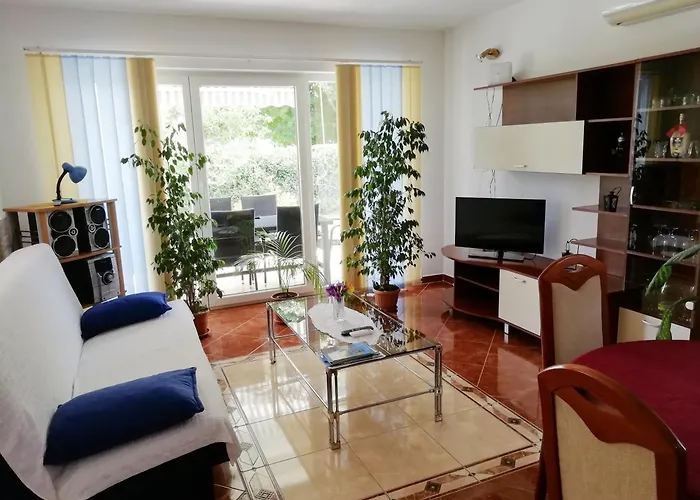 Feriehus Davorka With Garden And Barbecue